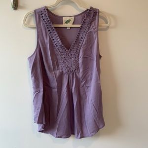 Cool neck detailed sleeveless versatile blouse.